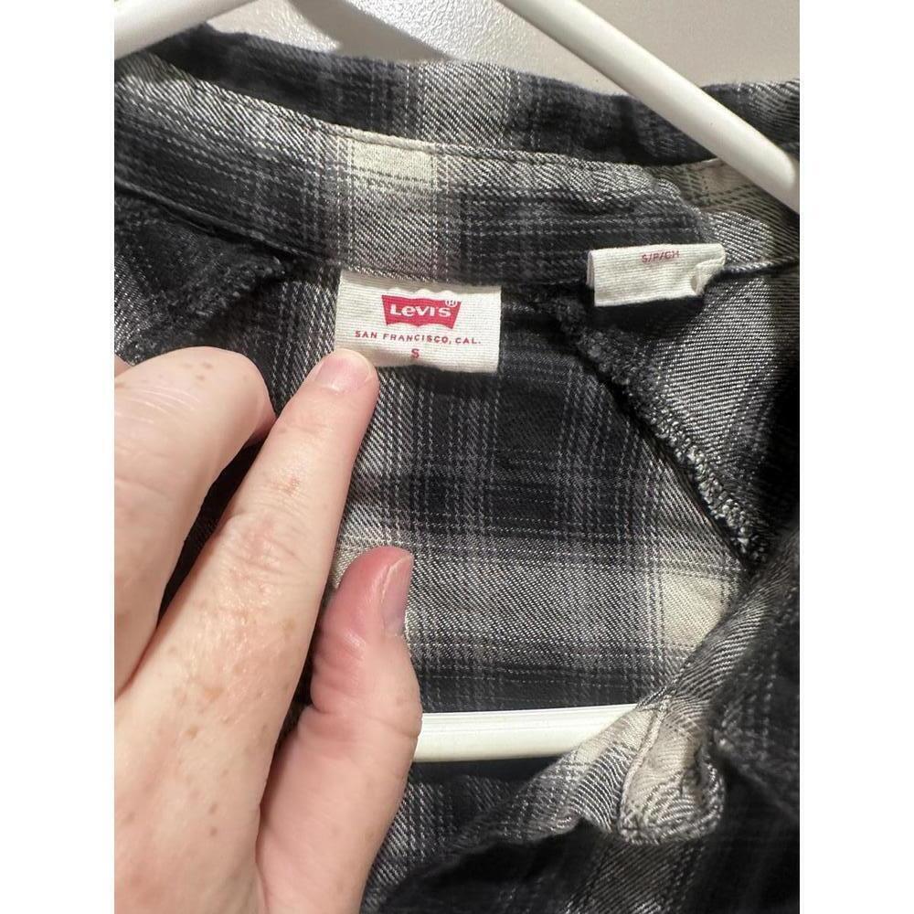 Levi's Black and White Plaid Button-Up Shirt - Picture 3 of 8